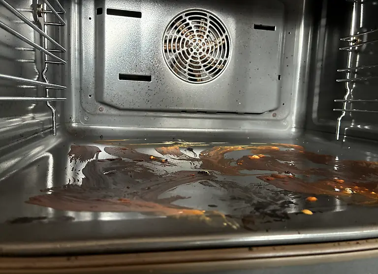 Verkrustungen am Backofenboden